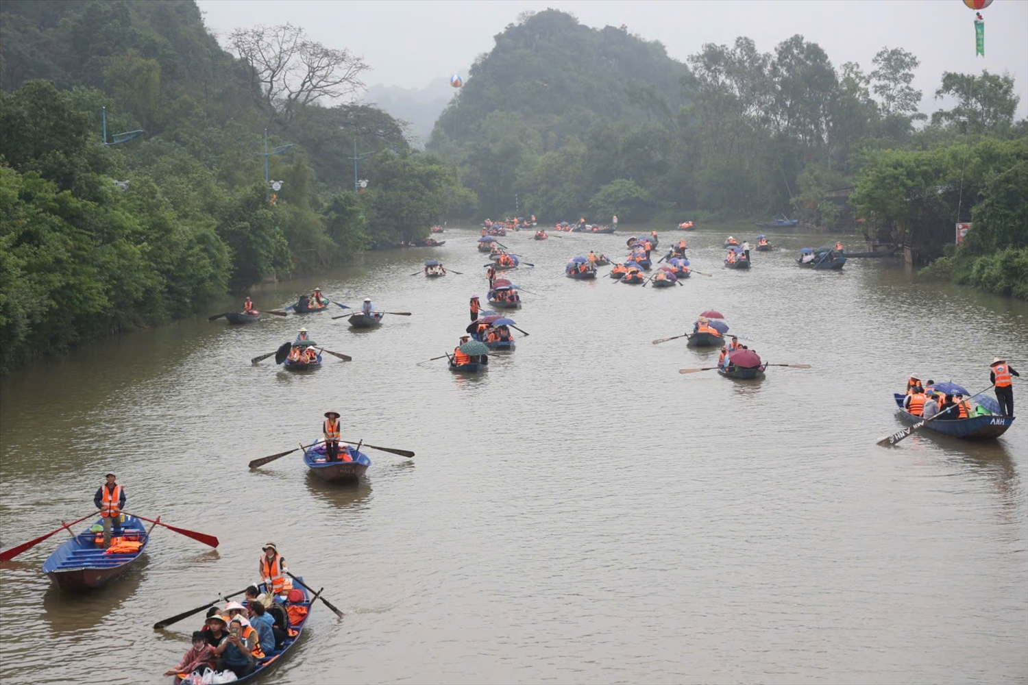 Năm nay các xuồng máy, thuyền máy không được sử dụng nhằm bảo đảm môi trường xanh - sạch - đẹp cho quần thể danh thắng chùa Hương.