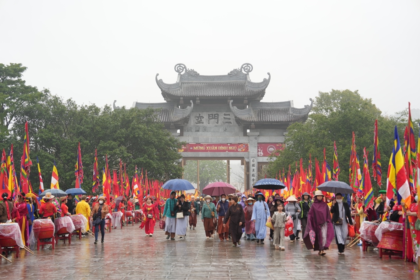 Hàng vạn du khách trẩy hội Xuân Bính Ngọ chùa Bái Đính