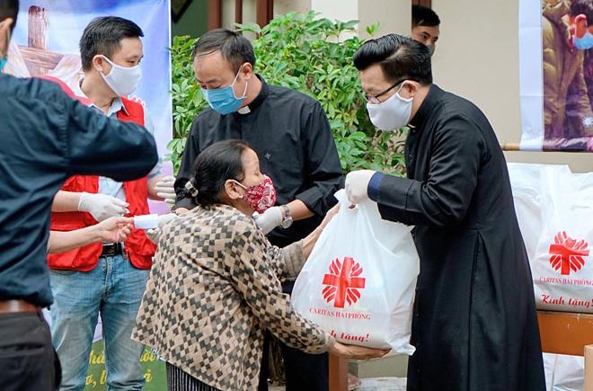 Chức sắc Công giáo trao quà đến bà con trong dịch Covid - 19