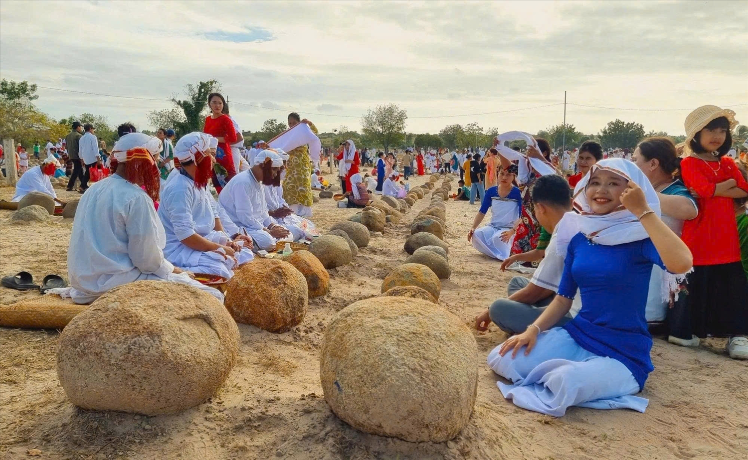 Lễ tảo mộ được người Chăm theo Hồi giáo Bàni thực hiện rất trang nghiêm