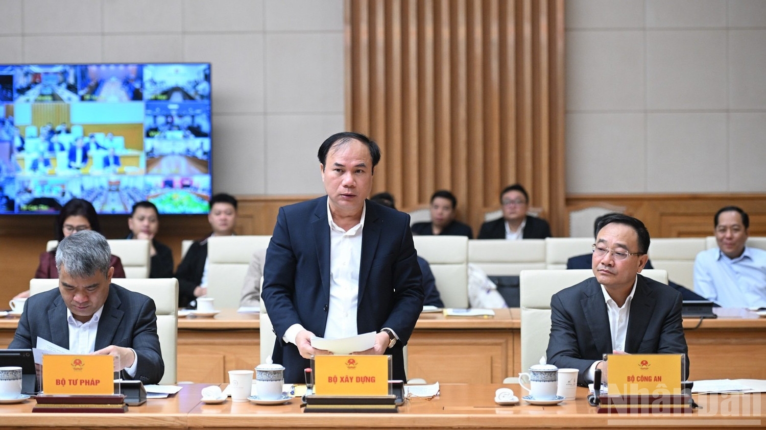 Lãnh đạo Bộ Xây dựng báo cáo tại phiên họp. (Ảnh: Trần Hải)
