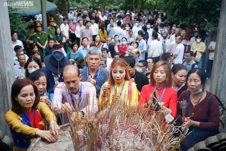 Lễ hội Đền Hùng không chỉ thu hút du khách trong nước mà nhiều kiều bào cũng về chơi hội trong ngày nào