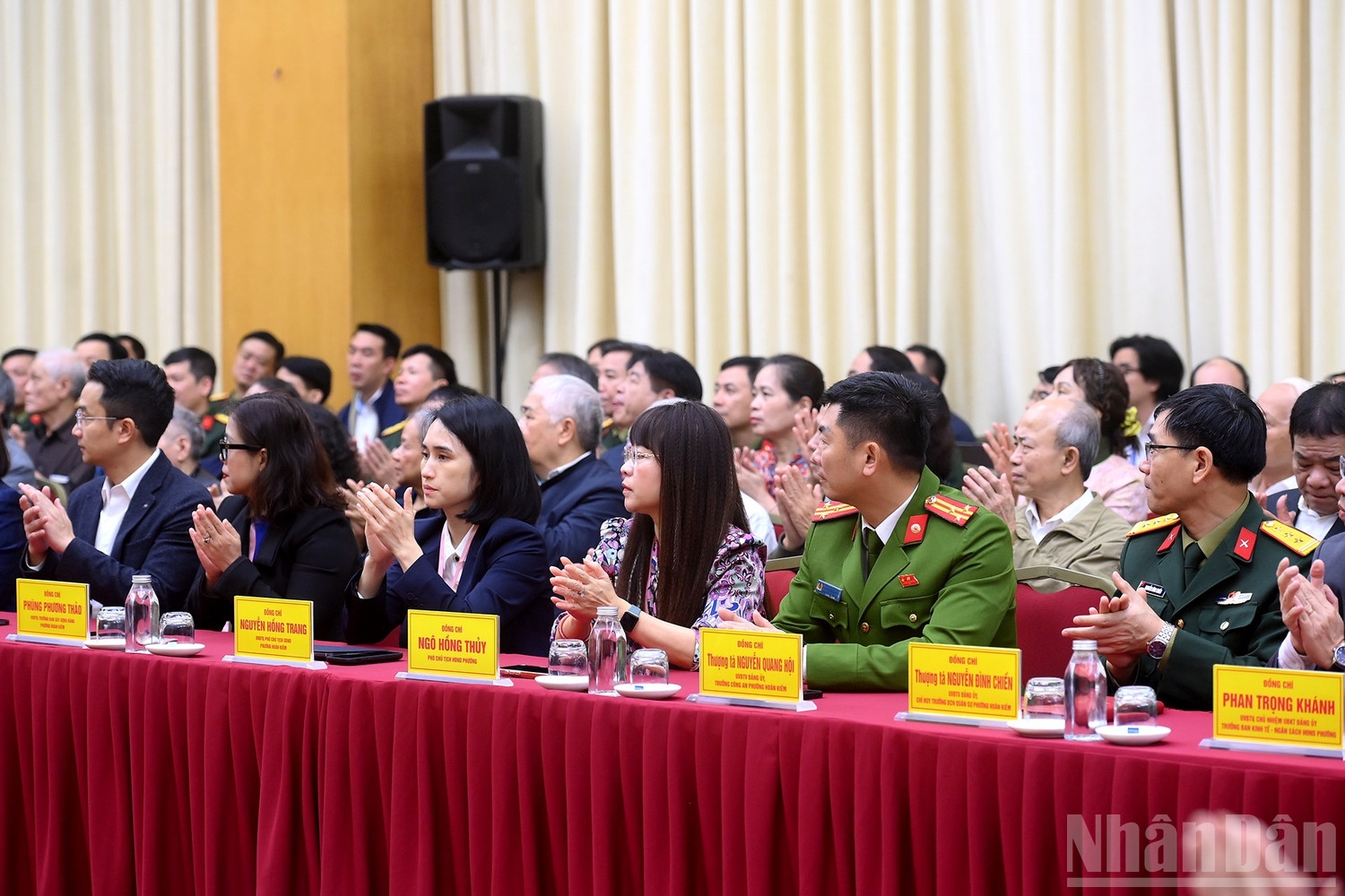 Các đại biểu và cử tri tham dự Hội nghị.