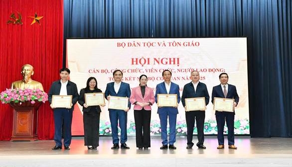 Thứ trưởng Nông Thị Hà trao danh hiệu Tập thể lao động tiên tiến năm 2025 cho các tập thể