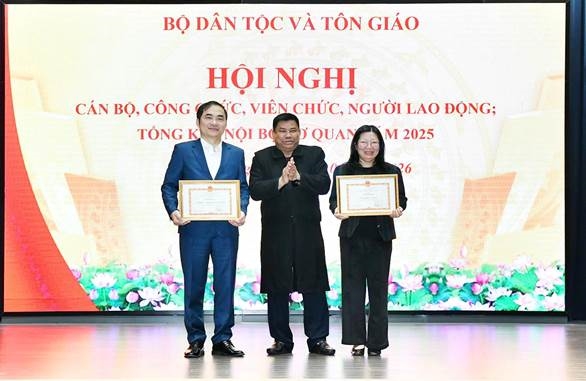 Thứ trưởng Y Thông trao Bằng khen của Bộ trưởng Bộ Dân tộc và Tôn giáo cho 2 tập thể có thành tích xuất sắc trong công tác năm 2025