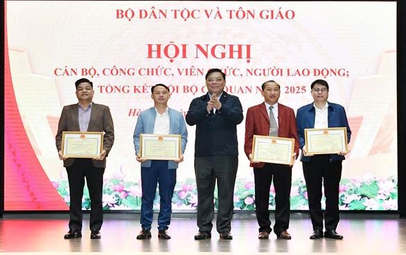 Thứ trưởng Nguyễn Hải Trung trao danh hiệu Chiến sỹ thi đua cấp bộ cho các cá nhân hoàn thành xuất sắc nhiệm vụ trong công tác năm 2025