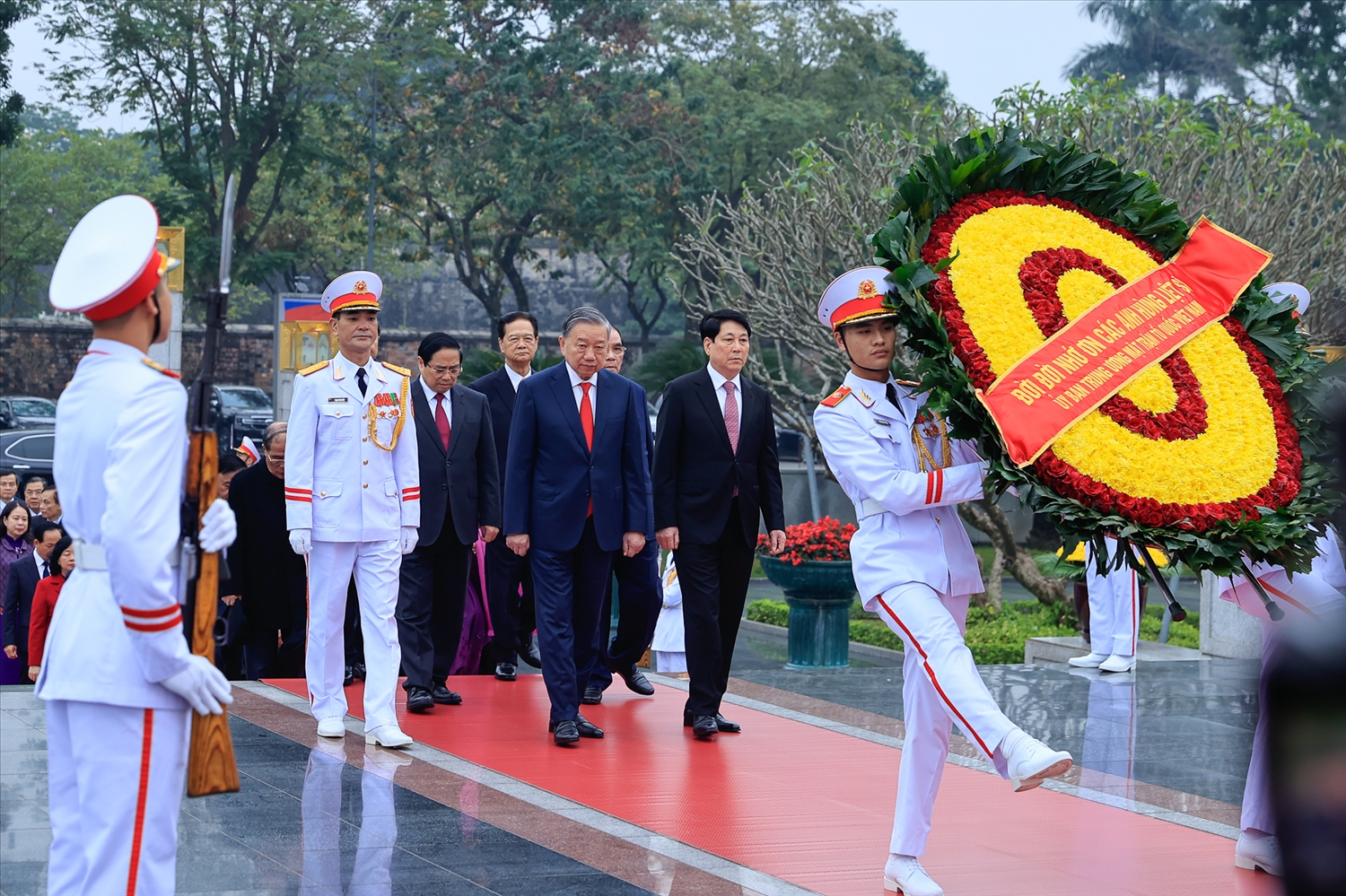 Lãnh đạo Đảng, Nhà nước vào Lăng viếng Chủ tịch Hồ Chí Minh nhân kỷ niệm 96 năm Ngày thành lập Đảng Cộng sản Việt Nam 4