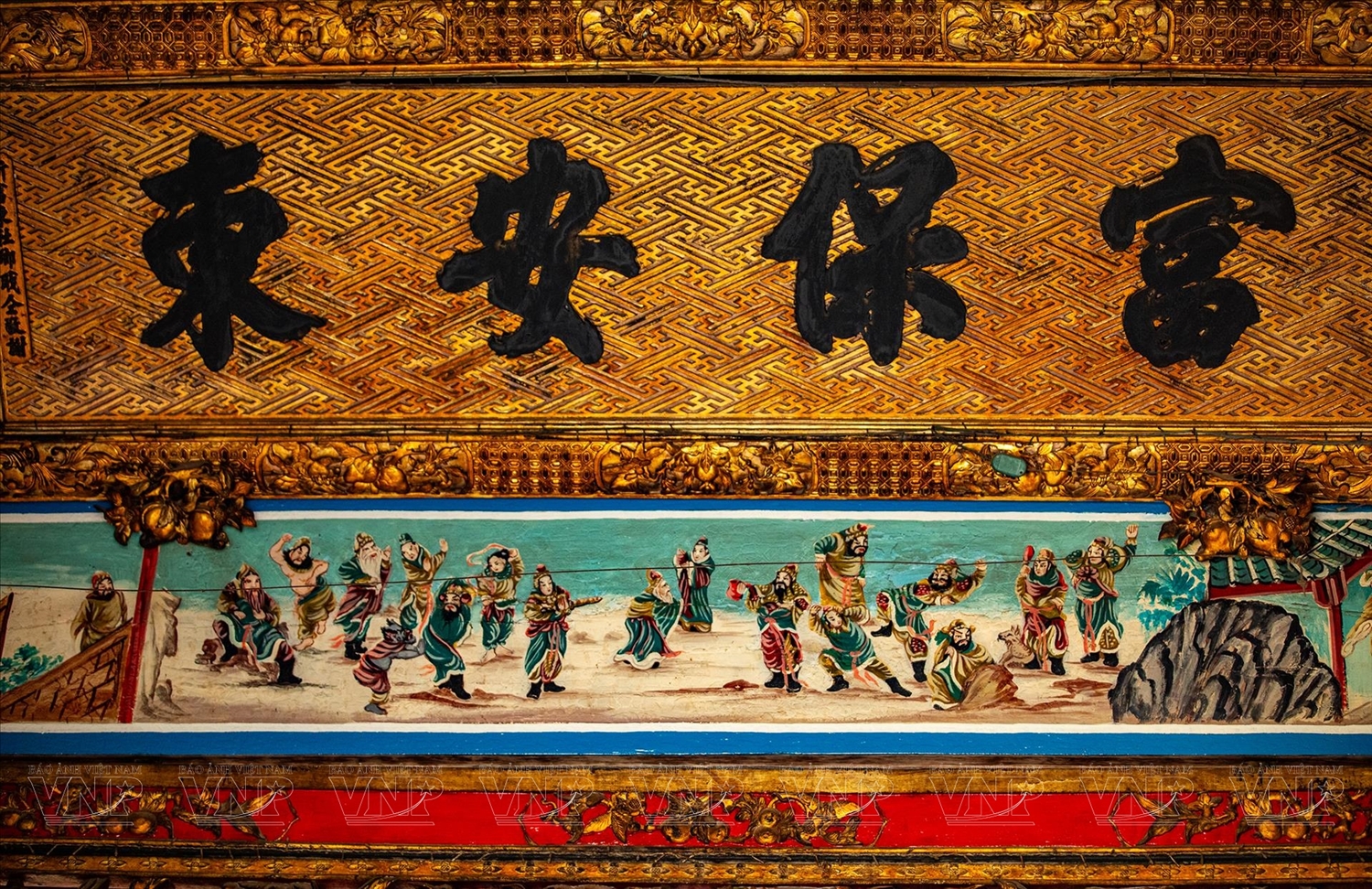 Tại Kiến An Cung có nhiều chi tiết chạm trổ rất công phu, tạo hình các câu chuyện, sự tích xưa mang tính thẩm mỹ cao