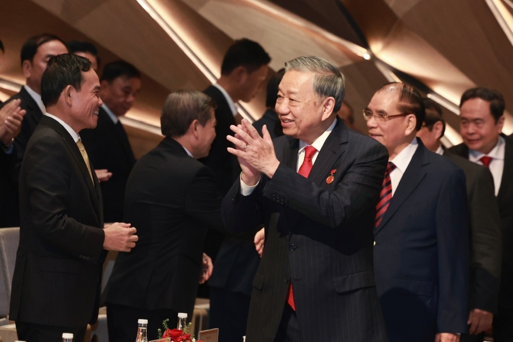 Tổng Bí thư Tô Lâm cùng các Lãnh đạo, nguyên Lãnh đạo Đảng, Nhà nước đến dự Lễ tuyên dương 96 Bí thư chi bộ xuất sắc và trao Giải Búa liềm Vàng lần thứ X. Ảnh: báo Lao động