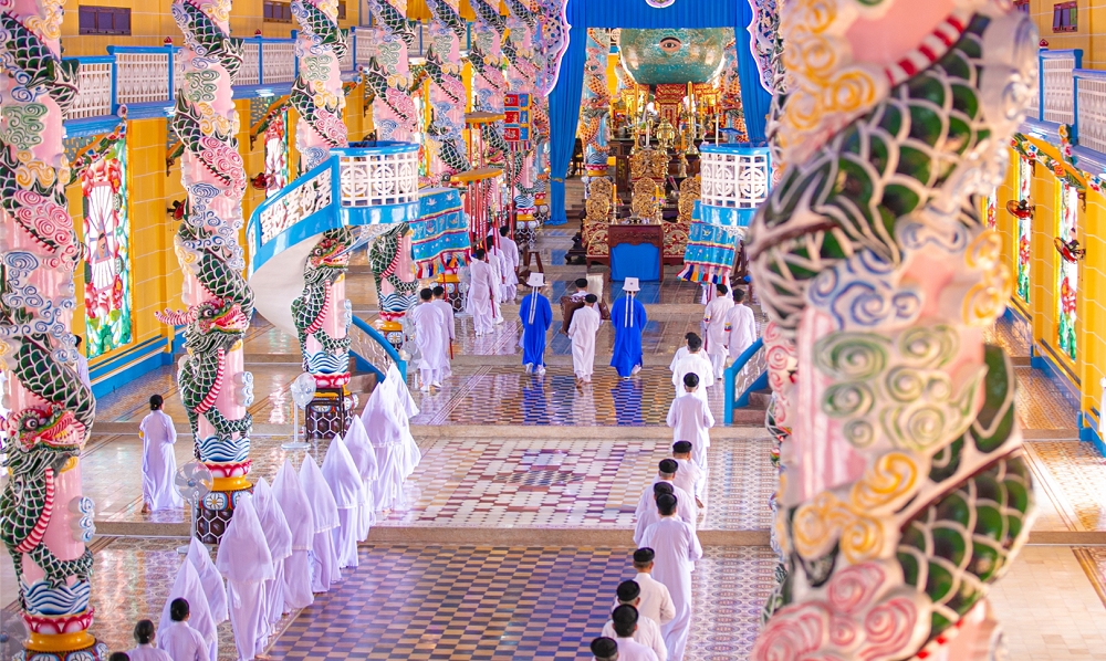 Bàn thờ của đạo Cao Đài, hay còn gọi là Thiên Bàn, là nơi cử hành các nghi lễ trọng đại, thể hiện sự cầu nguyện và lòng tôn kính đối với Đấng Thiêng Liêng