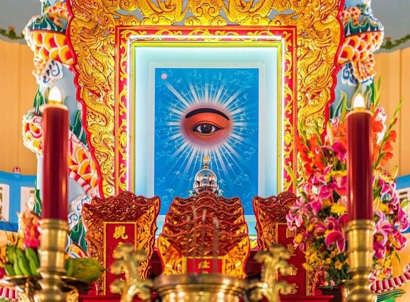 Bàn thờ của đạo Cao Đài, hay còn gọi là Thiên Bàn, là nơi cử hành các nghi lễ trọng đại, thể hiện sự cầu nguyện và lòng tôn kính đối với Đấng Thiêng Liêng