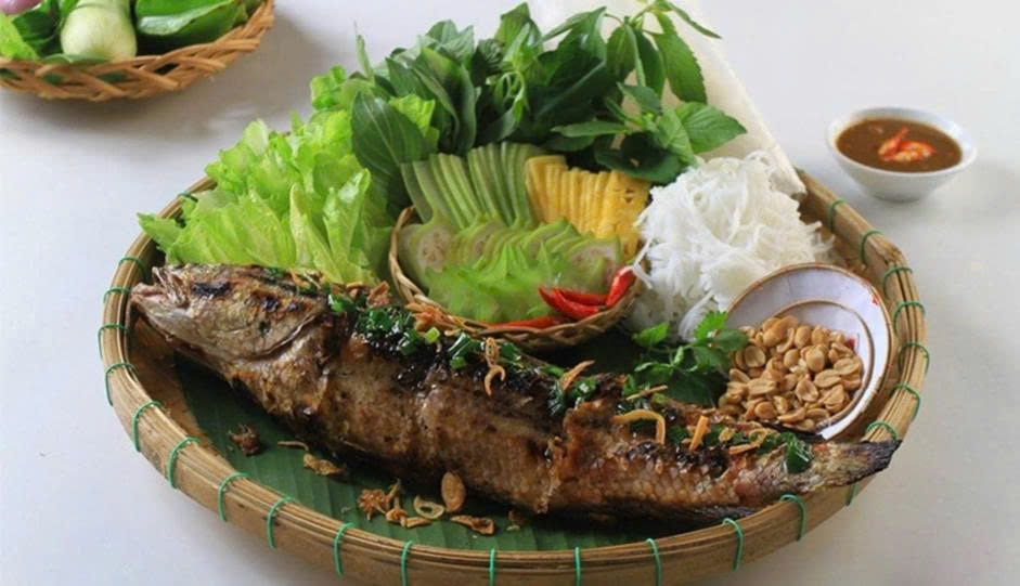 Grilled snakehead fish is a rustic dish characteristic of the people of Southwest of Vietnam