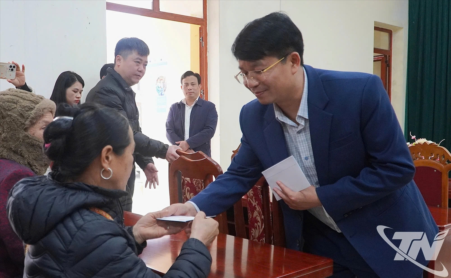 Phó Chủ tịch UBND tỉnh Thái Nguyên Nông Quang Nhất trao quà Tết tặng các hộ nghèo.