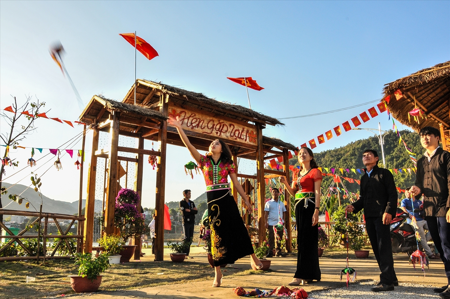 Thiếu nữ Thái mặc áo cóm chơi ném còn trong ngày hội