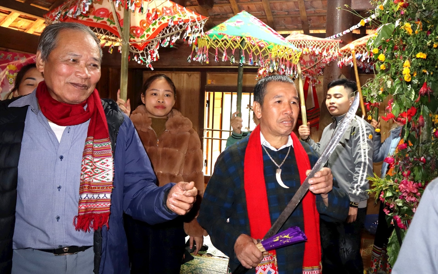 Đồng bào Thái về nhà thầy mo uống rượu cần mừng tiếng sấm đầu năm