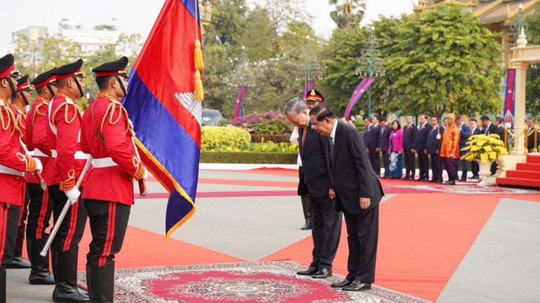 Tổng Bí thư Tô Lâm và Samdech Techo Hun Sen duyệt Đội danh dự Quân đội Hoàng gia Campuchia. (Ảnh: Đinh Trường)