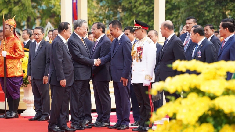 Lễ đón Tổng Bí thư Tô Lâm thăm cấp Nhà nước tới Vương quốc Campuchia được tổ chức trọng thể tại Hoàng cung ở Thủ đô Phnom Penh. (Ảnh: Đinh Trường)