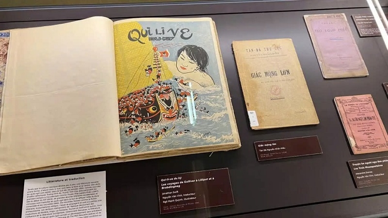 Các ấn phẩm trong phông chữ tiếng Việt cổ được giới thiệu trong khuôn khổ triển lãm “Chữ quốc ngữ, nhân tố cơ bản trong sự đổi mới văn hóa Việt Nam từ năm 1860 đến 1945” tại Paris