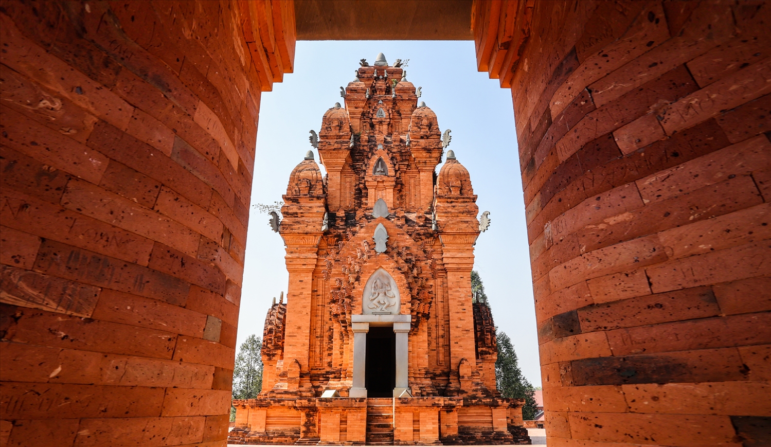 Quần thể tháp Chăm tại Làng Văn hóa - Du lịch các dân tộc Việt Nam