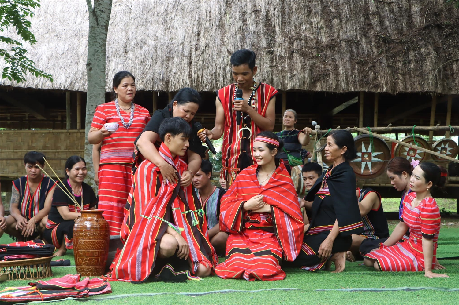 Sinh hoạt hàng ngày của đồng bào tại Làng Văn hóa - Du lịch các dân tộc Việt Nam