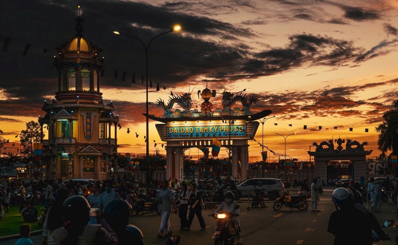  The Tay Ninh Holy See, the largest religious structure of the Cao Dai religion, is located in Hoa Thanh ward, 5km from the Tay Ninh administrative center, with a grounds covering more than 1 square kilometer.
