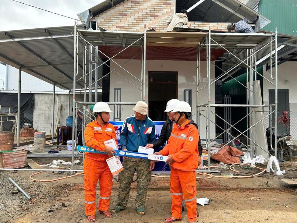 Trong “Chiến dịch Quang Trung”, Công ty Điện lực Huế còn trao tặng các hộ dân nhiều thiết bị điện trong sinh hoạt