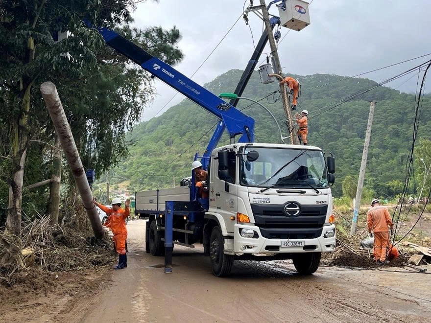 Công ty Điện lực Lâm Đồng triển khai khôi phục cấp điện sau đợt lũ lịch sử năm 2025