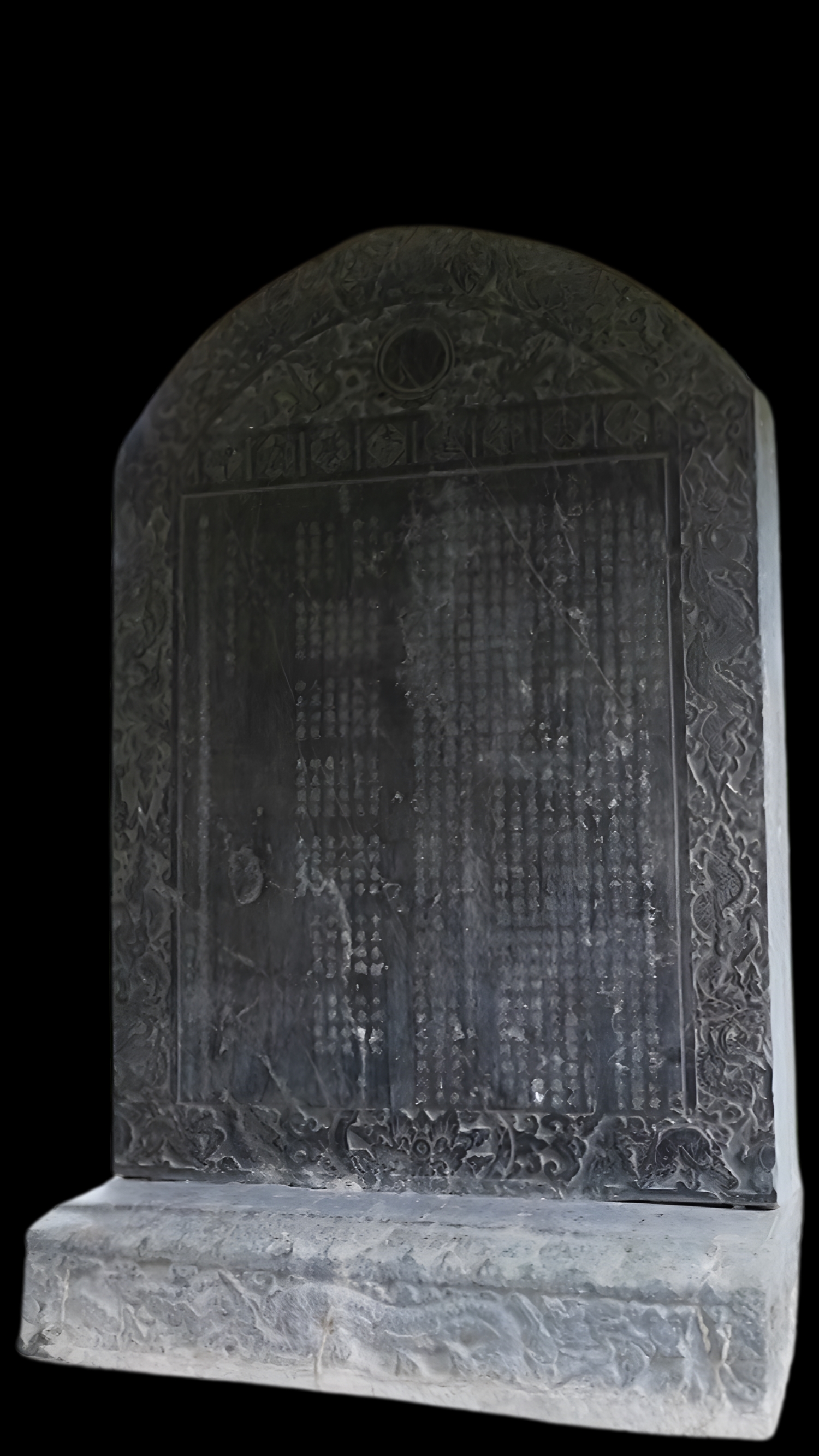 Tấm bia cổ, một trong những hiện vật quý giá tại di tích quốc gia đền thờ Lê Hoàn