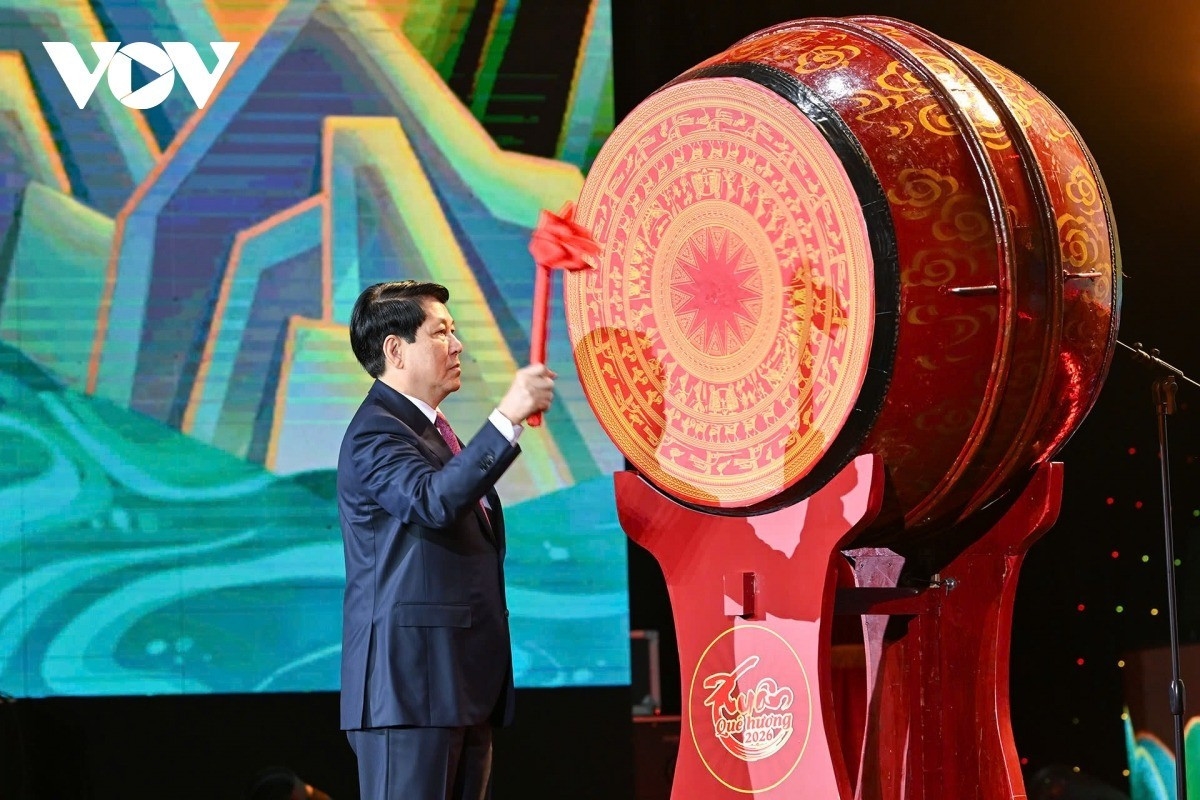 Chủ tịch nước Lương Cường đánh trống khai hội 