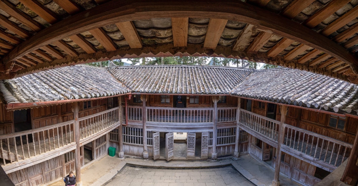 Kiến trúc dinh thự họ Vương là sự kết hợp độc đáo, hài hòa của ba phong cách: Vân Nam (Trung Quốc), Pháp và kỹ thuật xếp đá đặc trưng của người Mông