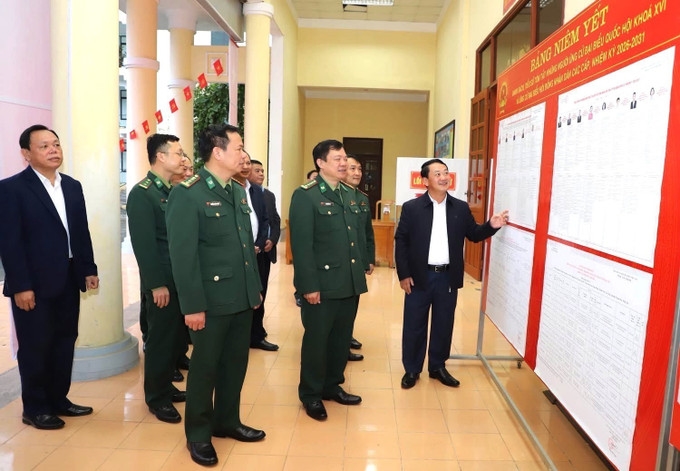 Bí thư Tỉnh ủy Tuyên Quang Hầu A Lềnh kiểm tra công tác chuẩn bị cho bầu cử ở điểm bỏ phiếu số 2, Bộ đội Biên phòng tỉnh. Ảnh: TTXVN