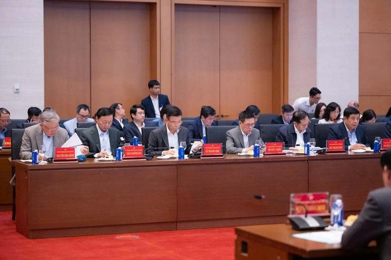 Các Phó Thủ tướng Chính phủ: Nguyễn Hòa Bình, Trần Hồng Hà, Lê Thành Long, Hồ Đức Phớc, Bùi Thanh Sơn, Nguyễn Chí Dũng dự Hội nghị - Ảnh: VGP/Nhật Bắc