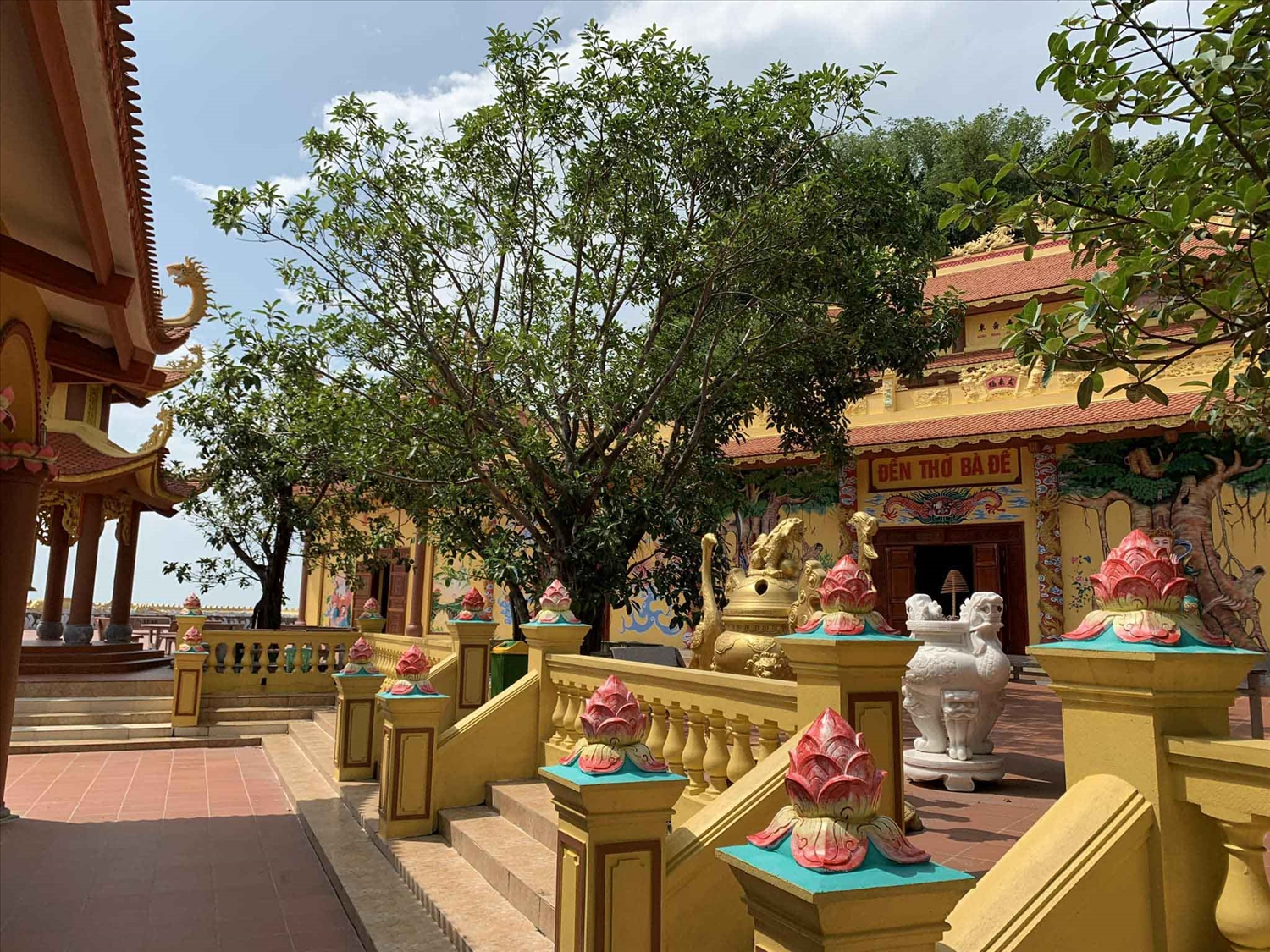 Đền Bà Đế Đồ Sơn có kiến trúc đơn giản nhưng vô cùng trang nhã