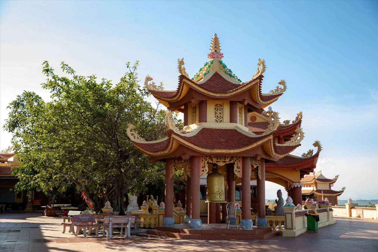 Ghé đền Bà Đế vào buổi chiều tà, khi mặt trời dần dần khuất sau rặng núi Độc, du khách có thể đứng dưới gác chuông và phóng tầm mắt ra xa, nhìn mặt biển Đồ Sơn lăn tăn sóng