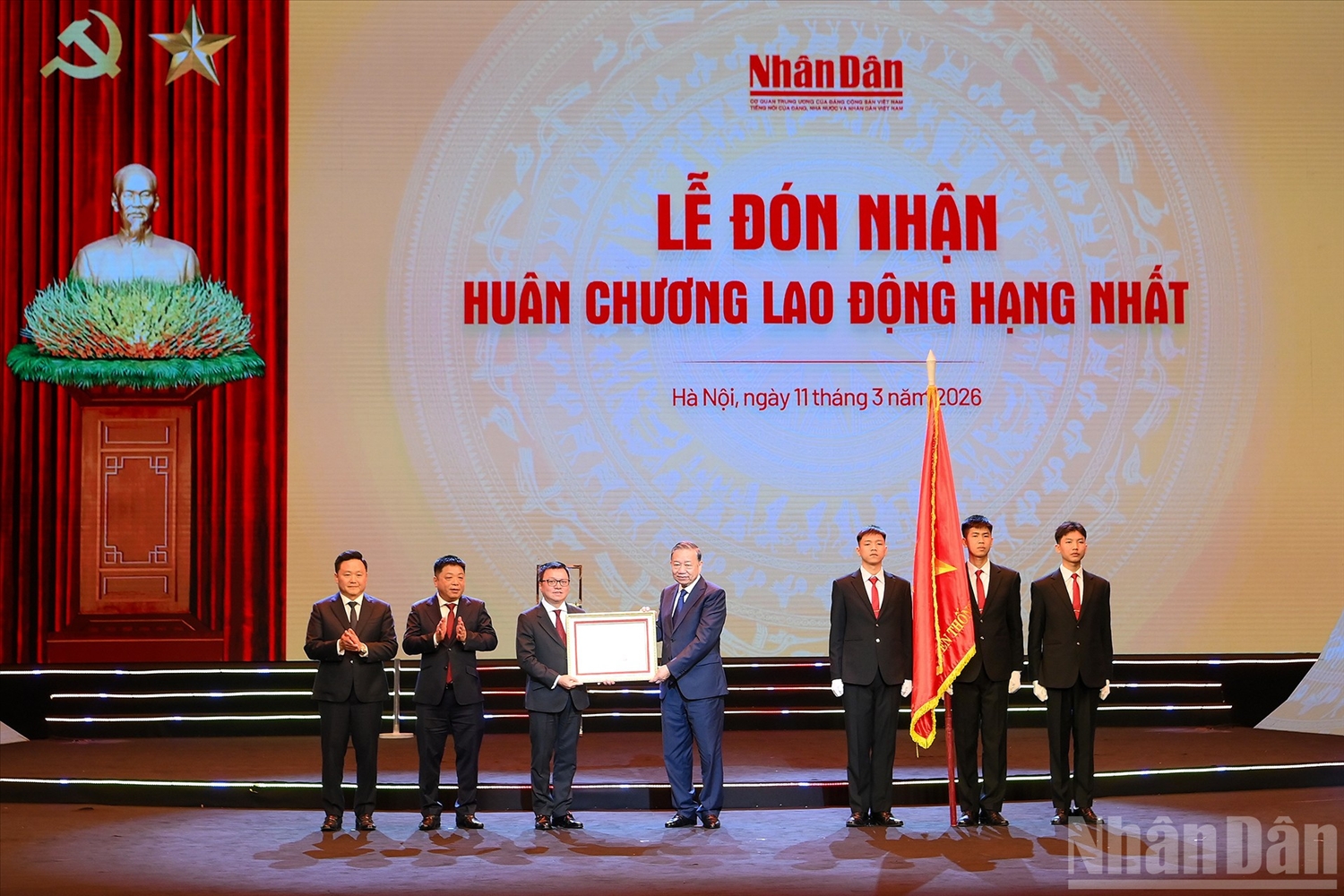 Tổng Bí thư Tô Lâm thay mặt Lãnh đạo Đảng và Nhà nước trao Huân chương Lao động hạng Nhất tặng Báo Nhân Dân. (Ảnh: ĐĂNG KHOA)