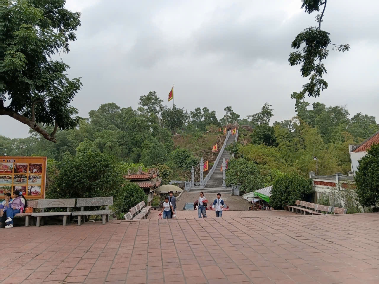 Du khách thập phương đến chiêm bái, thắp hương thành tâm cầu an đầu xuân mới tại Quần thể di tích quốc gia Đền Cao