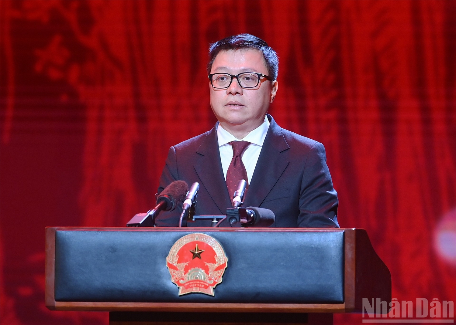 Đồng chí Lê Quốc Minh, Ủy viên Trung ương Đảng, Bí thư Đảng ủy, Tổng Biên tập Báo Nhân Dân, Phó Trưởng Ban Tuyên giáo và Dân vận Trung ương, Chủ tịch Hội Nhà báo Việt Nam trình bày diễn văn kỷ niệm. (Ảnh: ĐĂNG KHOA)