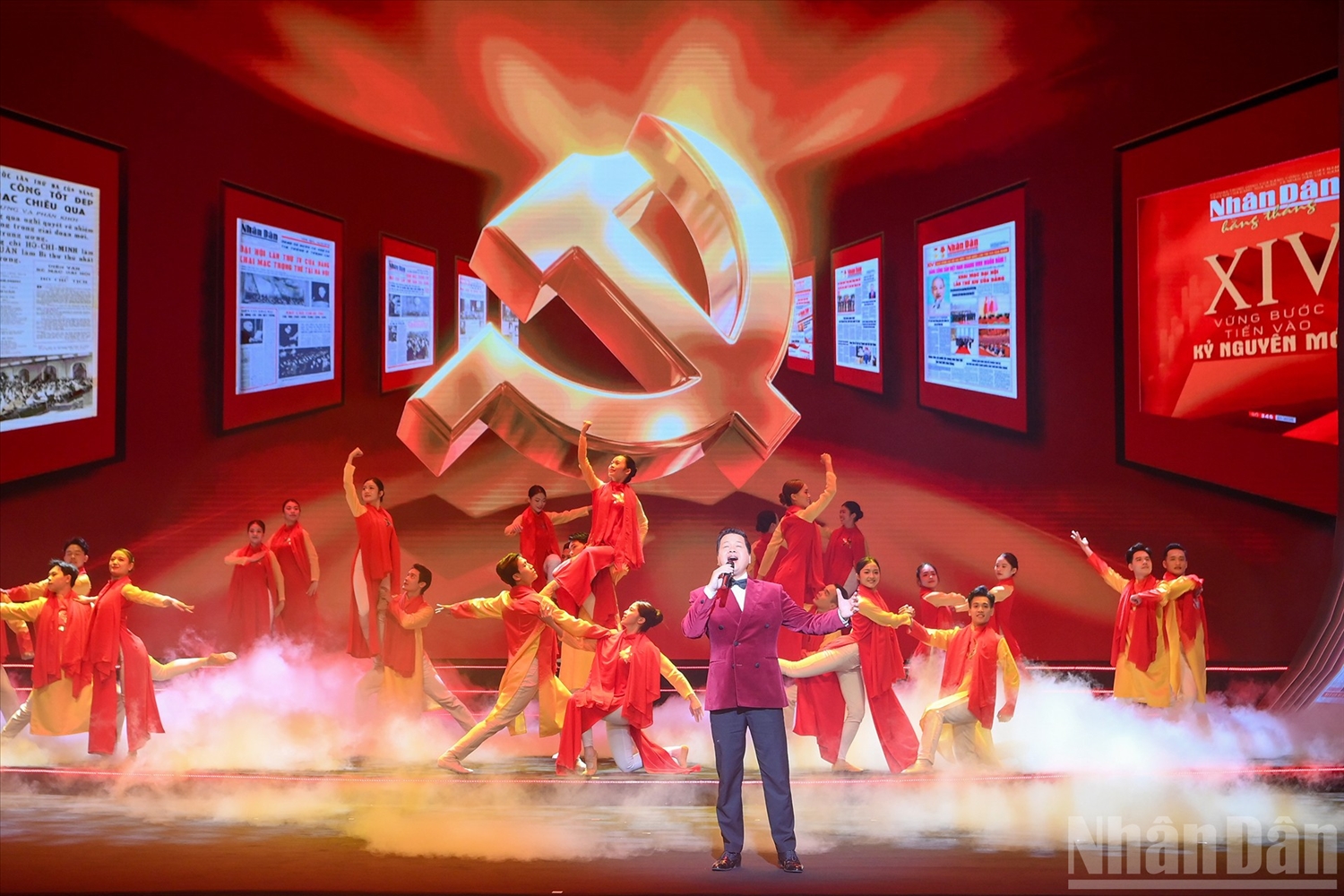 Tiết mục văn nghệ chào mừng. (Ảnh: ĐĂNG KHOA)