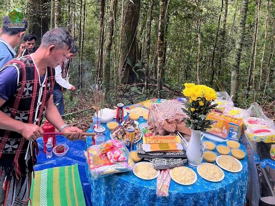Bà con tổ chức nghi thức cúng rừng pơmu 