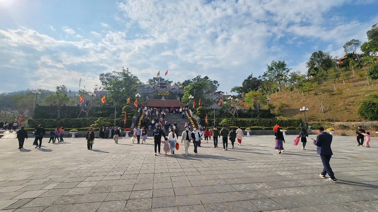 Đền Cửa Ông (phường Cẩm Phả, tỉnh Quảng Ninh) là điểm đến thu hút đông người dân và du khách thập phương đầu xuân mới.