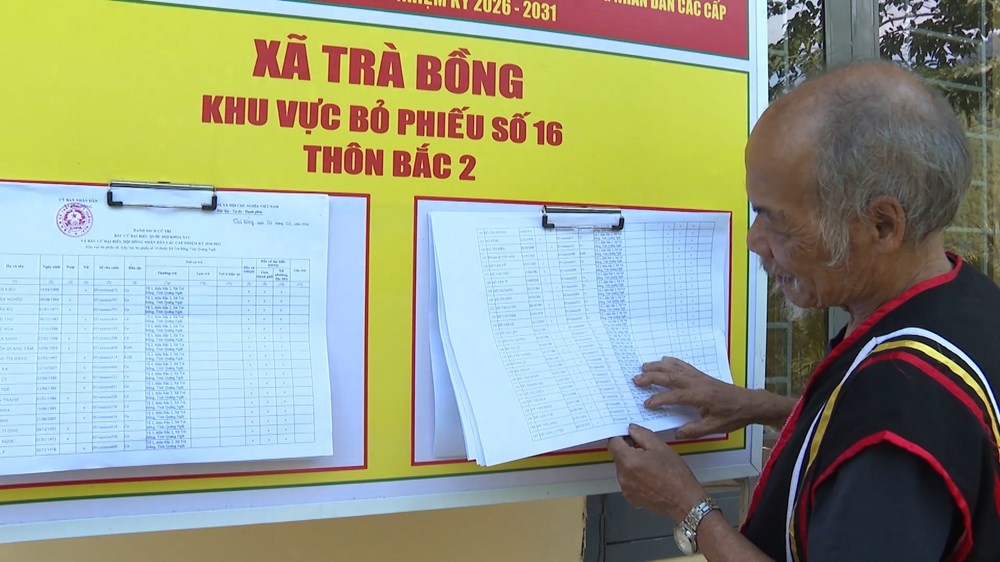 Đồng bào Co tìm hiểu thông tin người ứng cử trước ngày bầu cử