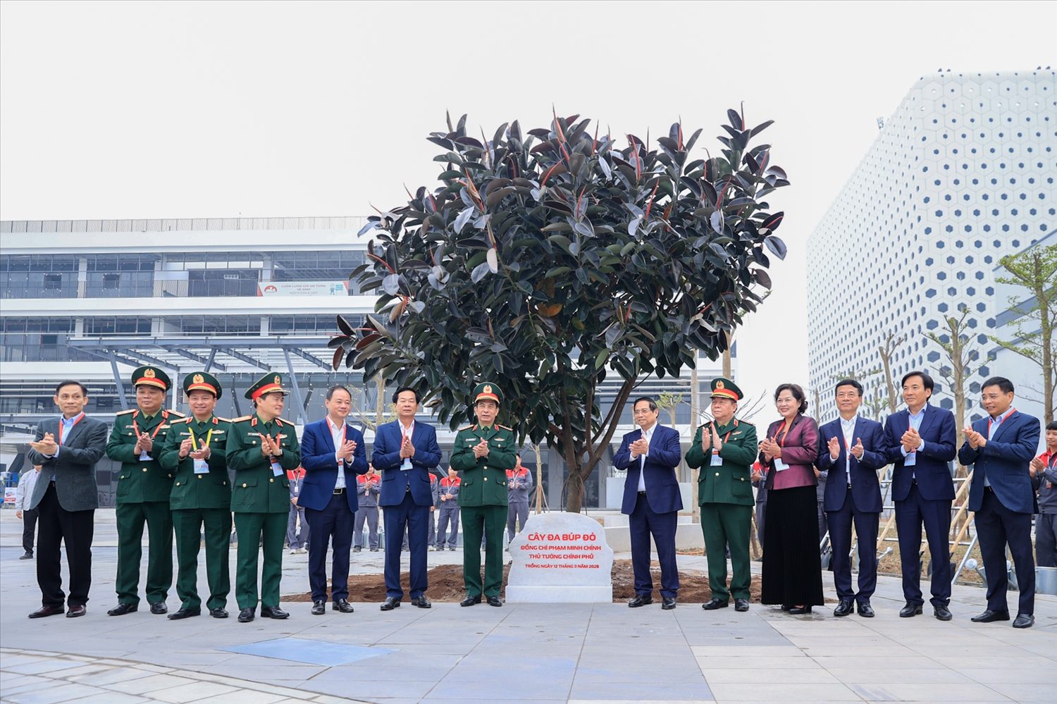 Thủ tướng Chính phủ Phạm Minh Chính trồng cây lưu niệm tại trụ sở Tập đoàn Công nghiệp - Viễn thông Quân đội (Viettel) - Ảnh: VGP/Nhật Bắc