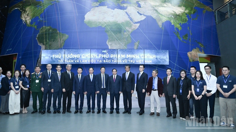Thủ tướng Chính phủ Phạm Minh Chính và các đại biểu thăm Bảo tàng Vũ trụ Việt Nam. (Ảnh: TRẦN HẢI)