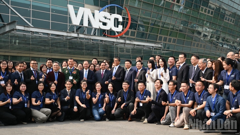 Thủ tướng Chính phủ Phạm Minh Chính với cán bộ, nhân viên Trung tâm Vũ trụ Việt Nam. (Ảnh: TRẦN HẢI)