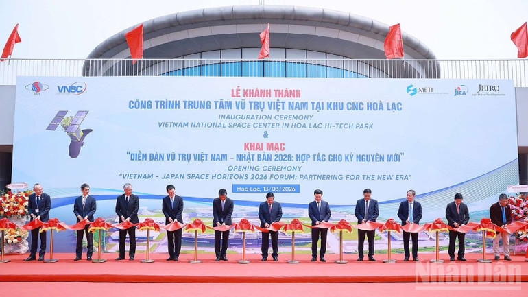 Thủ tướng Chính phủ Phạm Minh Chính và các đại biểu cắt băng khánh thành công trình Trung tâm Vũ trụ Việt Nam và Khai mạc ""Diễn đàn vũ trụ Việt Nam-Nhật Bản 2026: hợp tác cho kỷ nguyên mới". (Ảnh: TRẦN HẢI)