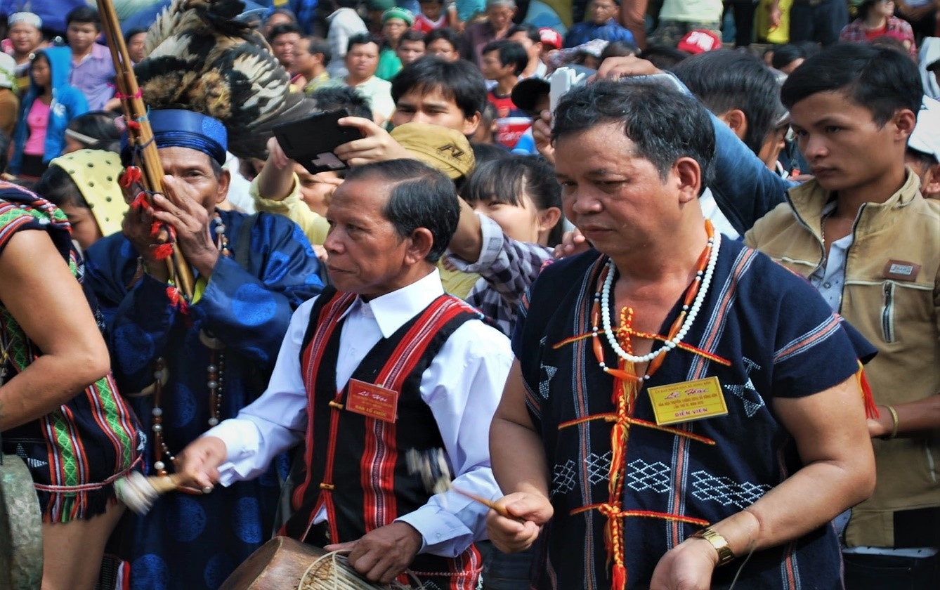 Già làng Bríu Thiện (người mặc áo sọc đỏ) hòa mình trong Lễ hội của người Cơ Tu