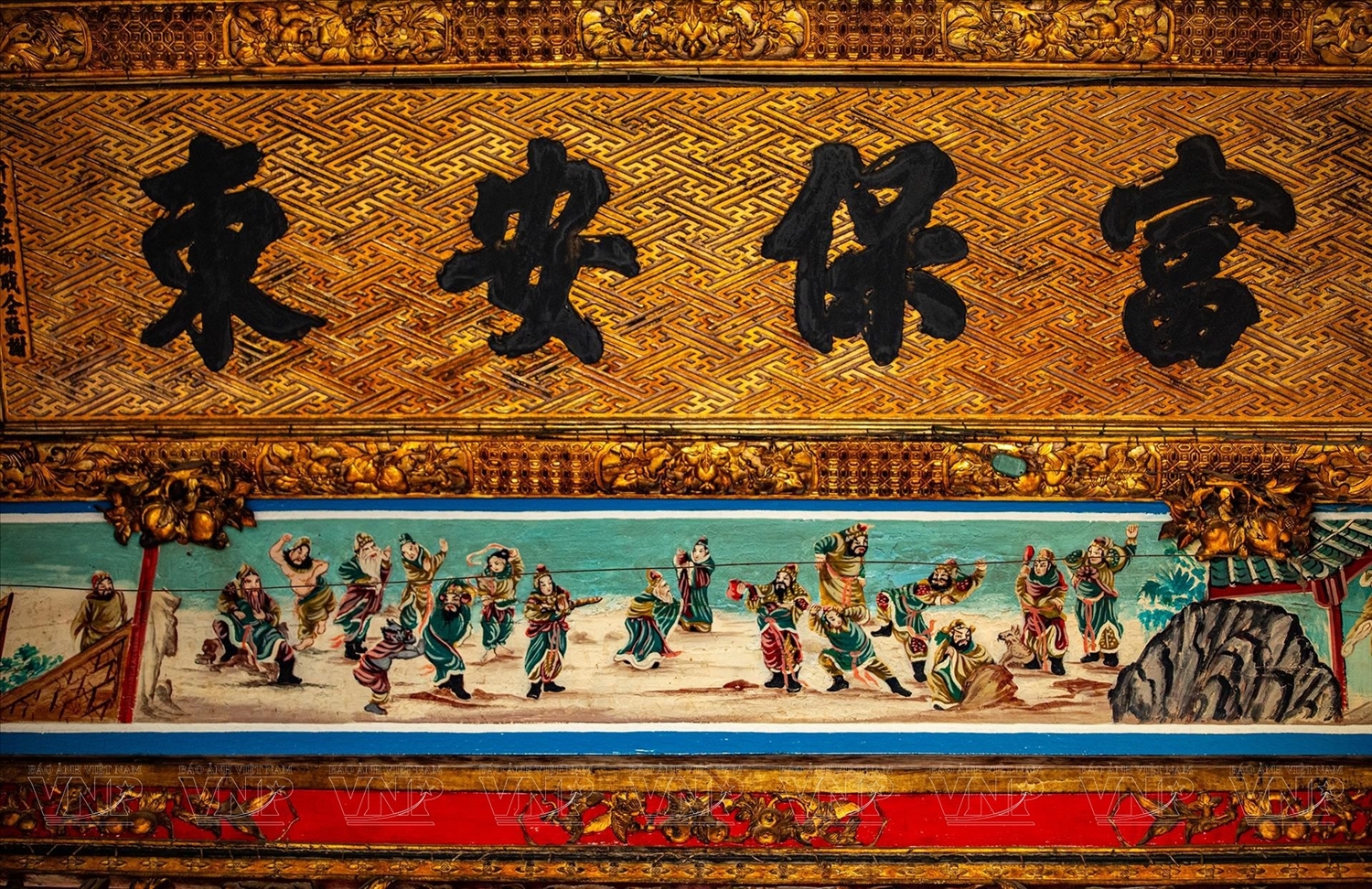 At Kien An Cung, there are many elaborate carvings depicting ancient stories and legends with high aesthetic value