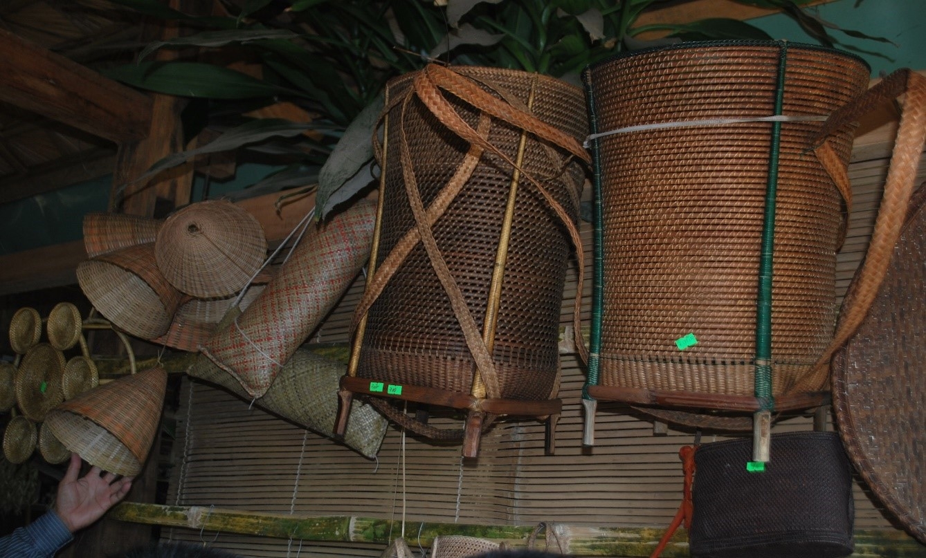 Sản phẩm đan đát của già làng Bríu Thiện và các nghệ nhân xã Sông Kôn