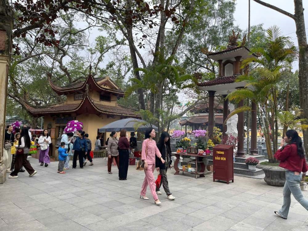 Rất đông khách thập phương đến đền Sòng Sơn (Phường Quang Trung, tỉnh Thanh Hoá) chiêm bái, thắp hương cầu may, cầu an vào dịp đầu xuân