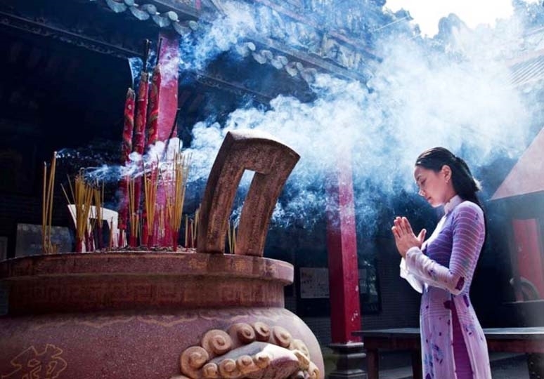 Không gian thanh tịnh của chốn thiền môn luôn đón bước chân thành kính của người dân trong những ngày đầu năm mới